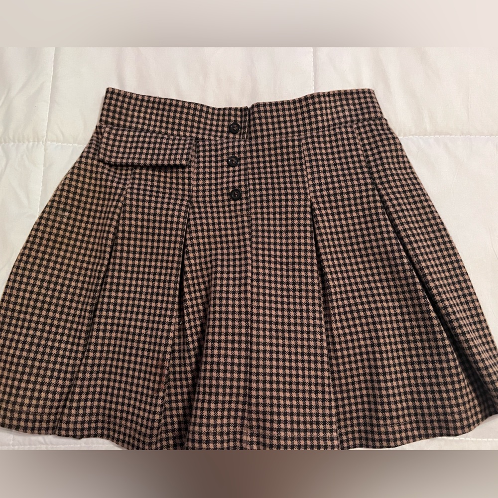 Zara skirt. Barely used it for my daughter. Excellent condition.